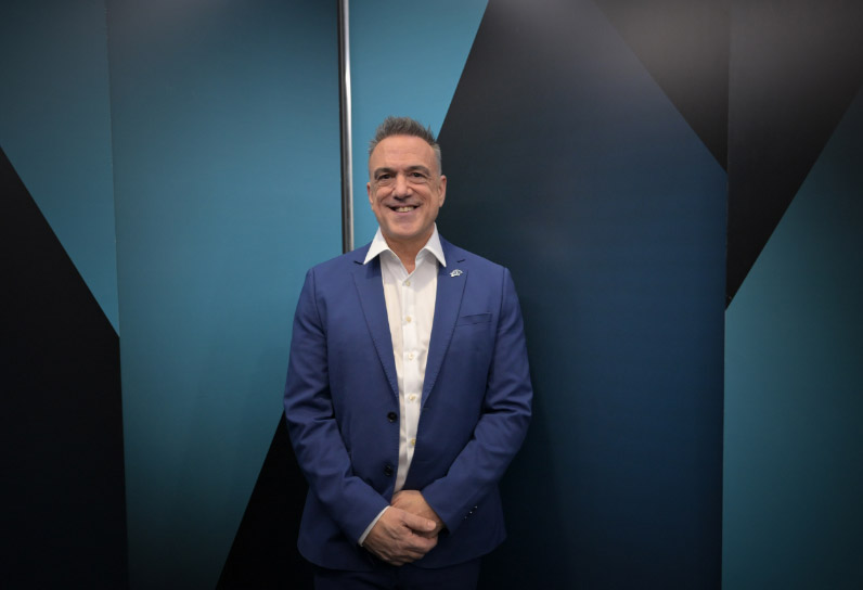 Martin Turcotte devant un mur bleu
